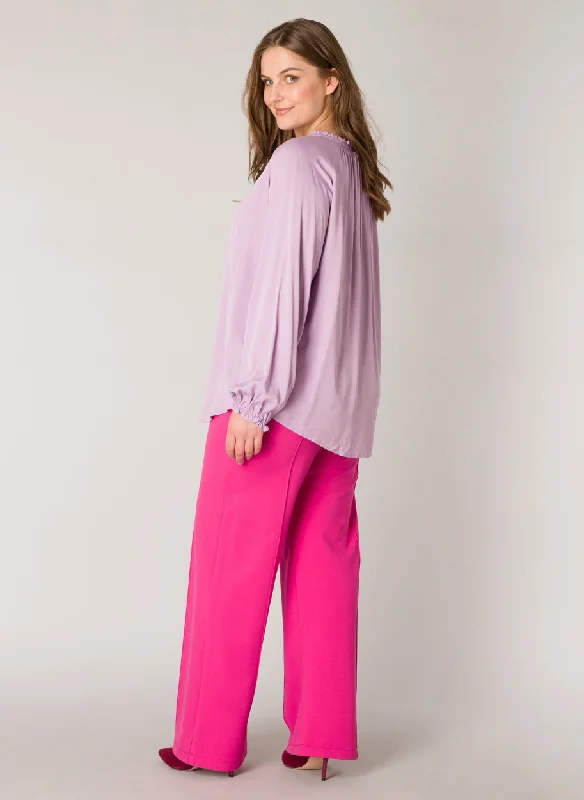 violette Bluse mit langen Ärmeln